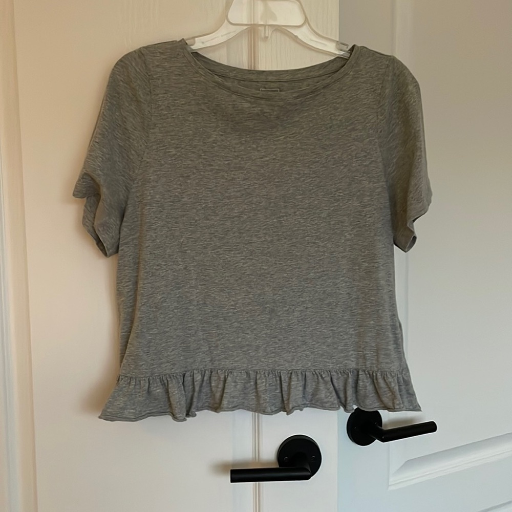 Gap ruffle bottom t-shirt🖤
